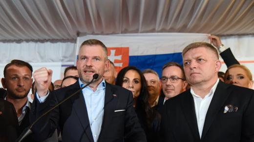 Vítěz prezidentských voleb na Slovensku Peter Pellegrini (u mikrofonu) a předseda tamní vlády Robert Fico ze strany Směr