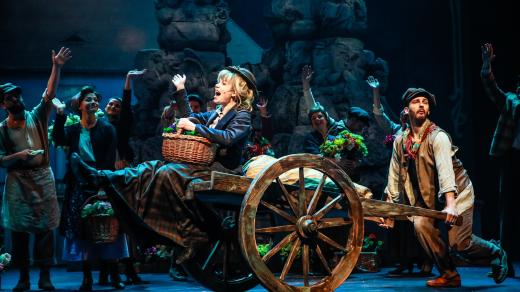 Eliška Skálová jako Líza a Daniel Rymeš v roli Prodavače na zkoušce muzikálu My Fair Lady