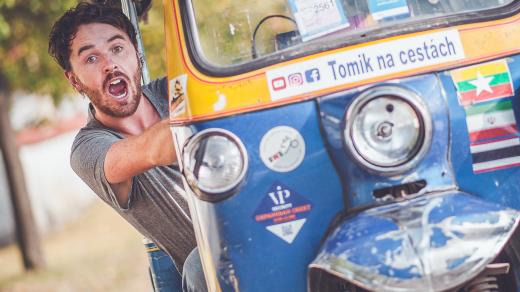 Tomáš Vejmola ve svém tuk-tuku
