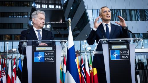 Finsko vstupuje do NATO. Zleva finský prezident Sauli Niinistö a šéf NATO Jens Stoltenberg