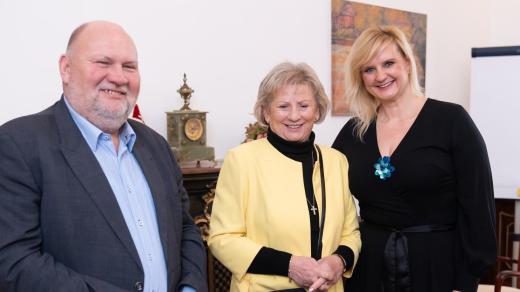 Radní Libor Lesák, paní Eva Červenková a hejtmanka Petra Pecková