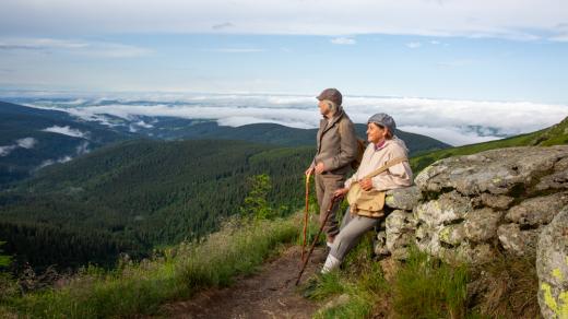 Snímky z Krkonoš se pro knihu fotily v dobových kostýmech