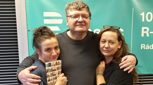 Herečka Veronika Korytářová, dramaturg Jiří Janků a režisérka Kateřina Dušková v Setkání u mikrofonu Českého rozhlasu Liberec