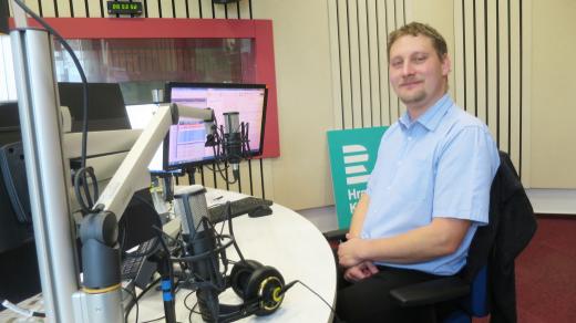 Stanislav Řezníček ve studiu Českého rozhlasu Hradec Králové