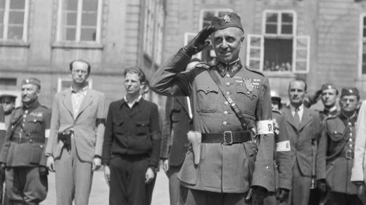 Generál Karel Kutlvašr při přehlídce Revolučních gard na Pražském hradě 28. května 1945