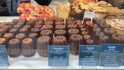 Canelé je sladký dezert, který připomíná muffin, připravuje se ale z palačinkového těsta