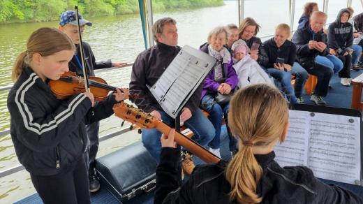 Happeningem na parníku na rybníce Svět se základní umělecká škola v Třeboni připojila k festivalu ZUŠ Open