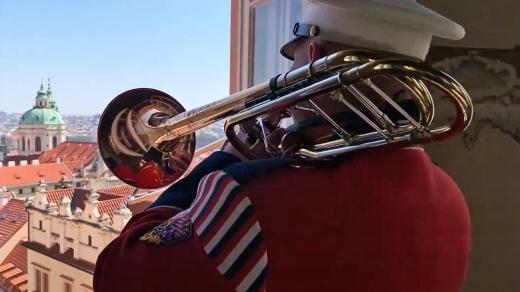 Nrtm. Zdeněk Thuma z Hudby Hradní stráže hraje z Pražského hradu