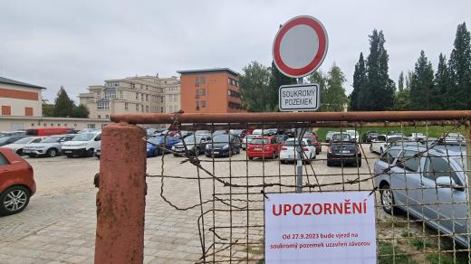 Na ploše u okresního soudu v Jihlavě už lidé bez povolení nezaparkují