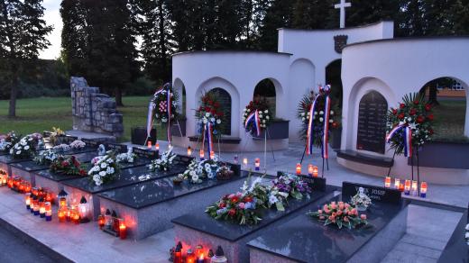 Hrob deseti obětí přímo na návsi obce