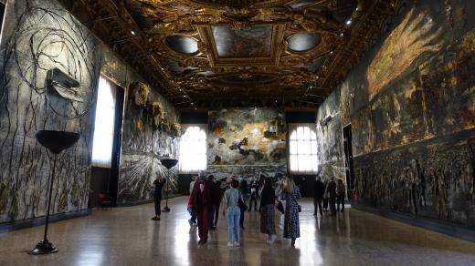 Anselm Kiefer, výstava Questi scritti, quando verranno bruciati, daranno finalmente un po’ di luce. Palazzo Ducale, Benátky
