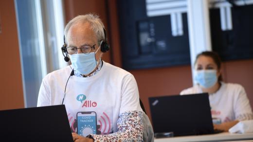 Telefonní operátor obvolává kontakty lidí nakažených nemocí covid-19