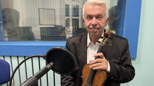 Jaroslav Svěcený ve studiu Českého rozhlasu Hradec Králové