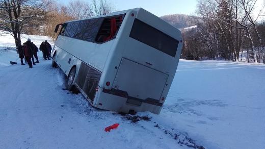 Na Šumpersku sjel autobus se studenty do příkopu