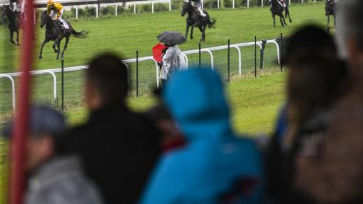 Překážková sezona byla v Pardubicích zahájena 20. června. Na snímku vítěz Cross Country Koroka Josef Bartoš na koni Dusigrosz
