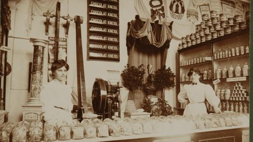 Holešov, historická fotografie, továrna Philippa Kneisla, prodejna