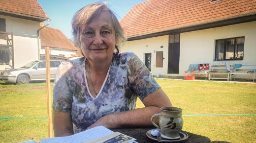 Hana Králová, vnučka statkářky Marie Švejdové, na rodinném gruntu v Kakovicích na Strakonicku