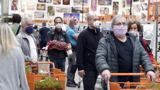 Zákazníci v hobbymarketech, které jsou otevřené v rámci uvolňování restrikcí