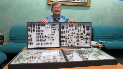 Entomolog Vladimír Kubík se svou unikátní sbírkou ve studiu Českého rozhlasu Hradec Králové