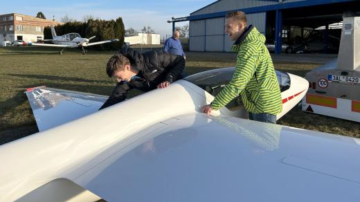 Na letišti Benešov se připravují na novou sezónu mistři světa ve skupinovém akrobatickém létání na větroni.  Je jim od 18 do 23 let