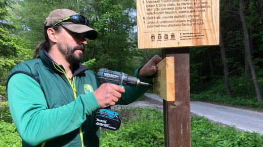 Strážci Krkonošského národního parku po zimě vrací do terénu turistická značení