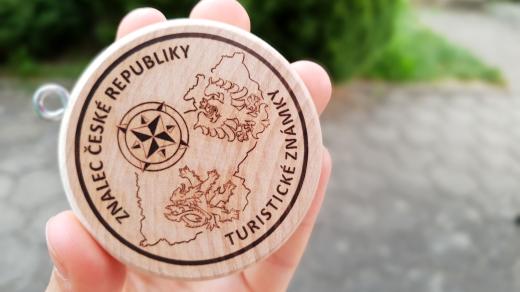 Turistické známky jsou kulaté, dřevěné, vypalované plakety o průměru 6 centimetrů