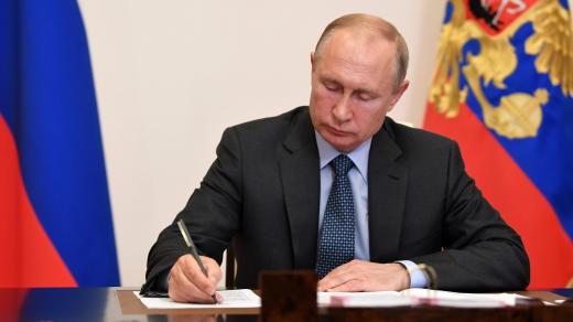 Podle ruských médií se Putin rozčilil a praštil propiskou