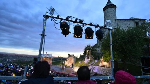 Východočeské divadlo Pardubice 28. května 2020 uvedlo po vynucené přestávce způsobené epidemií koronaviru první představení. Na letní scéně na Kunětické hoře zahájilo pohádkovým příběhem Kráska a zvíře