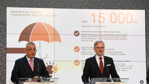 Zleva ministr průmyslu a obchodu Jozef Síkela (za STAN) a premiér Petr Fiala (ODS)