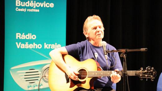 Vojta Kiďák Tomáško ve studiovém sále Českého rozhlasu České Budějovice