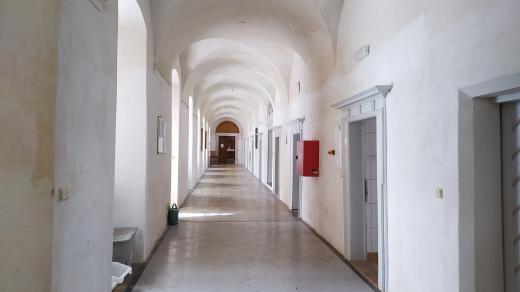 Chodba mezi jednotlivými pokoji, kde jsou ubytováni účastníci táborů