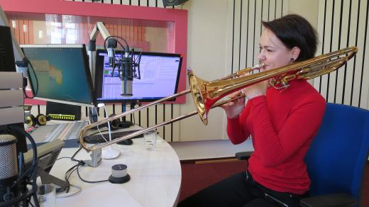 Lucie Houdková ve studiu Českého rozhlasu Hradec Králové