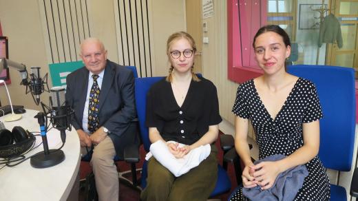Ladislav Bartůšek, Veronika Vítková a Markéta Mourková ve studiu Českého rozhlasu Hradec Králové