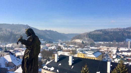 Pohled z kostela na okolní hory, Andrlův Chlum, faru pod kostelem a sochu sv. Petra