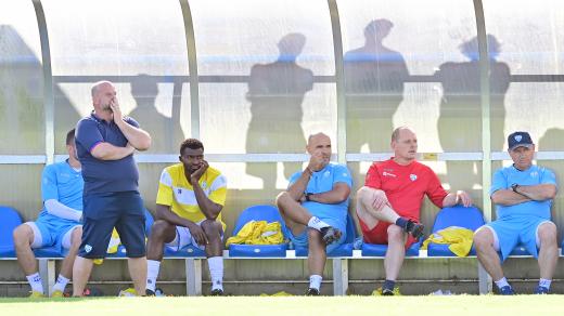 Trenér FC Silon Táborsko Roman Nádvorník sleduje hru