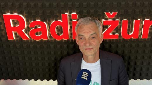 Herec Ivan Trojan Hostem Radiožurnálu v mobilním vysílacím studiu v Karlových Varech, kam přijel podpořit Klub nemocných cystickou fibrózou, jehož je dlouholetým patronem