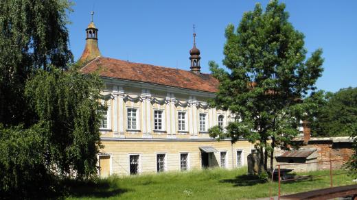 Zámek v obci bohužel není přístupný veřejnosti