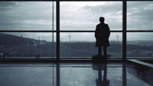 Muž čekající na letišti (ilustrační foto)