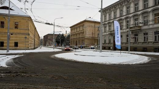 Frekventovaná hradecká křižovatka Fortna se po více než osmi měsících vrací do plného provozu