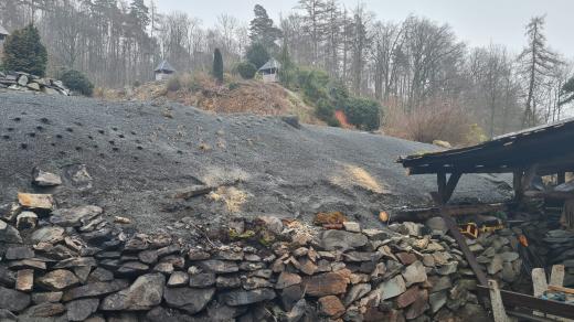 Škody po požáru v Arboretu Makču Pikču Paseka