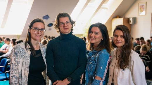 Zkušenosti s Erasmem na Martiniku sdílel přímo jeden ze studentů Petr Hegedűs, o Erasmu i stáži v EP vyprávěla Natálie Jančíková a krátkodobé výjezdy a program DiscoverEU přiblížila Pavlína Slavíčková z Domu zahraniční spolupráce