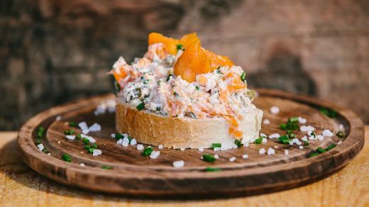 Salát z uzeného pstruha