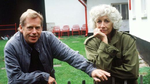 Václav Havel se svou ženou Olgou na chalupě na Hrádečku v říjnu 1989