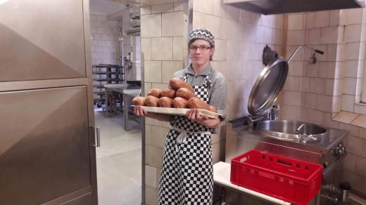 Řeznický učeň Josef Pala odnáší vyrobenou sekanou přímo do prodejny