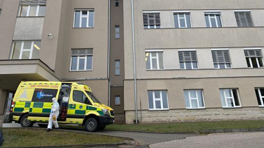 Covidoví pacienti přijíždějí k zadnímu vchodu jilemnické nemocnice