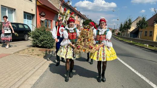 Krojovaný dožínkový průvod v Dolním Němčí
