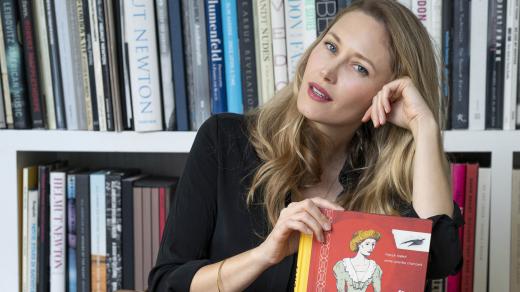 Herečka a scenáristka Tereza Srbová s komiksem Sidonie