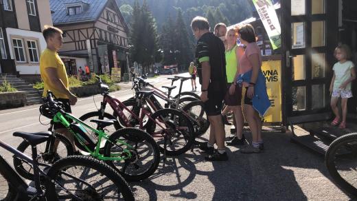 Po Krkonoších se prohání stále víc lidí na elektrokolech