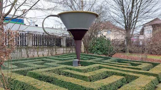 Střed Evropy vypočítal známý český génius Jára Cimrman, trychtýř měří přes tři metry