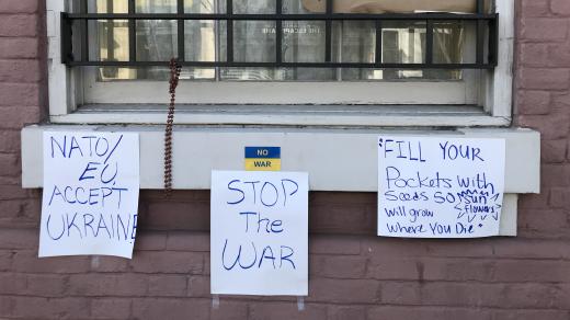 Zeď ukrajinského velvyslanectví ve Washingtonu. Do podpory napadené země se zapojují i američtí Ukrajinci.